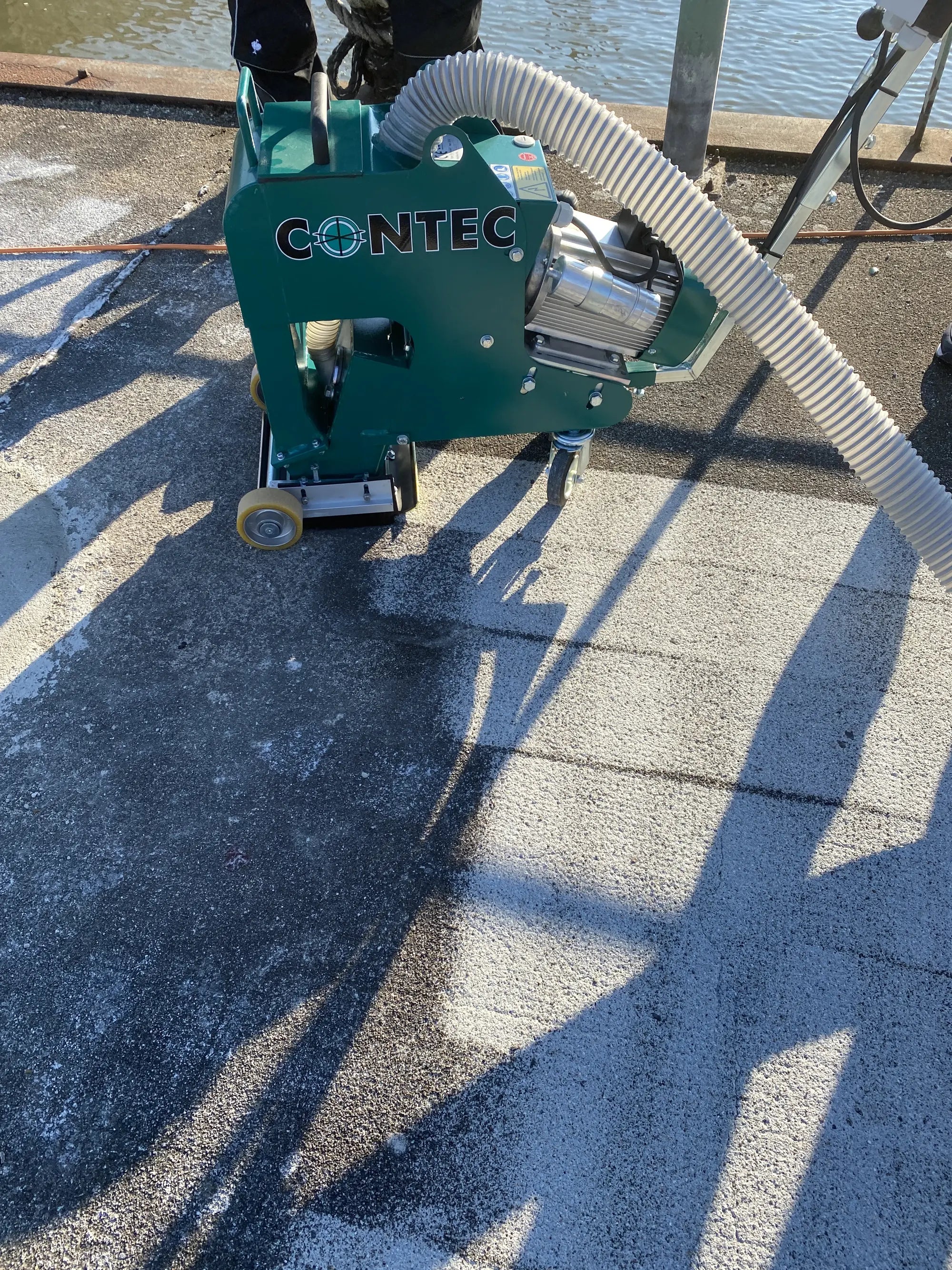 ELEPHANT 400A Kugelstrahlmaschine von CONTEC beim Strahlen kleiner Flächen und Betonböden